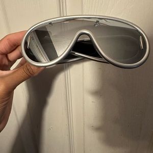 Silver sunglasses (loe.we) look alike
